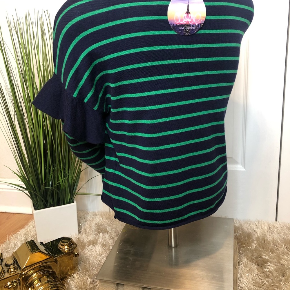 Cute Long sleeve shirt with ruffles !!🦋🌹